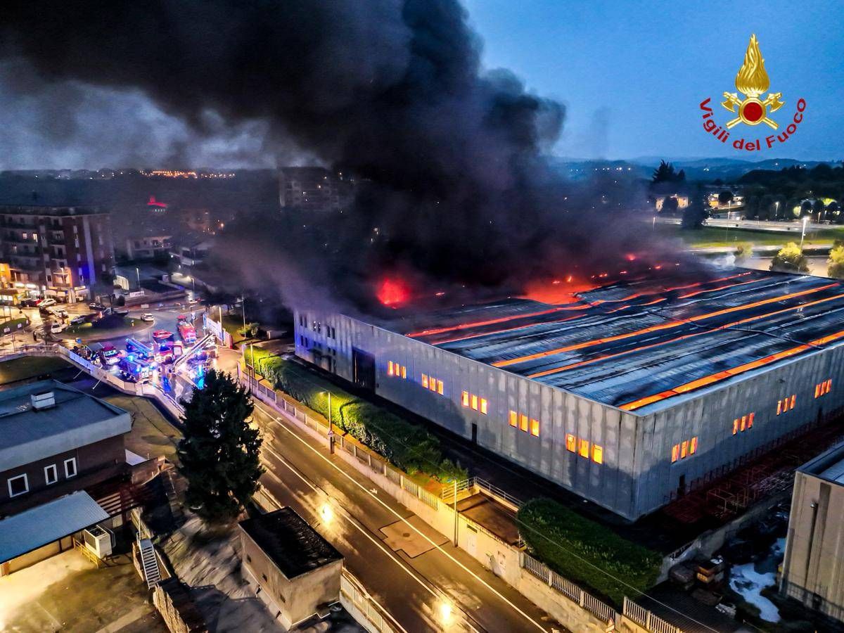 Torino, incendio in stabilimento a Pianezza: pericolo nube tossica -