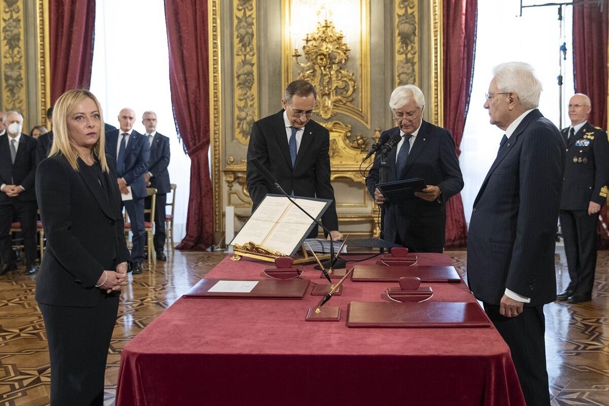 Meloni e Armani: la scelta di un tailleur che ha cambiato la storia | Scopri cosa si cela dietro il potere della moda! - 