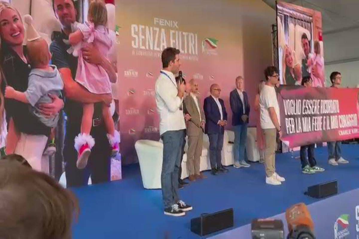 Dai giovani di FdI striscione e minuto di silenzio per Charlie Kirk - 