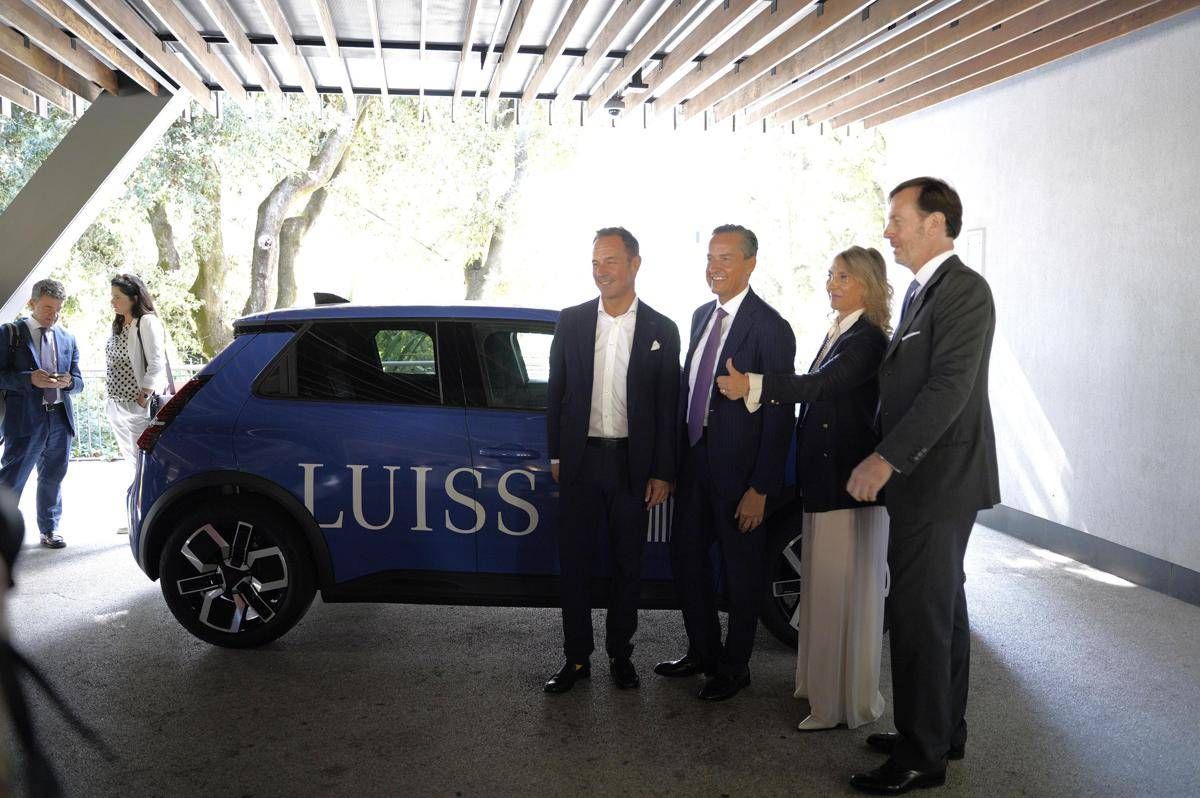 Al via nuovo progetto di car sharing elettrico di Luiss, Acea e Renault - 