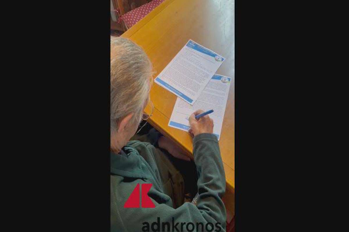 Lega, Bossi firma la 'Carta della Lombardia': "Stesso spirito continua a guidare nostra battaglia" -