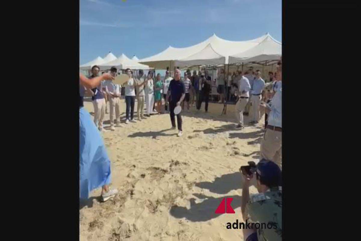 Tajani e Gasparri, sfida a racchettoni in spiaggia con l'eurodeputata Ppe Kircher - 