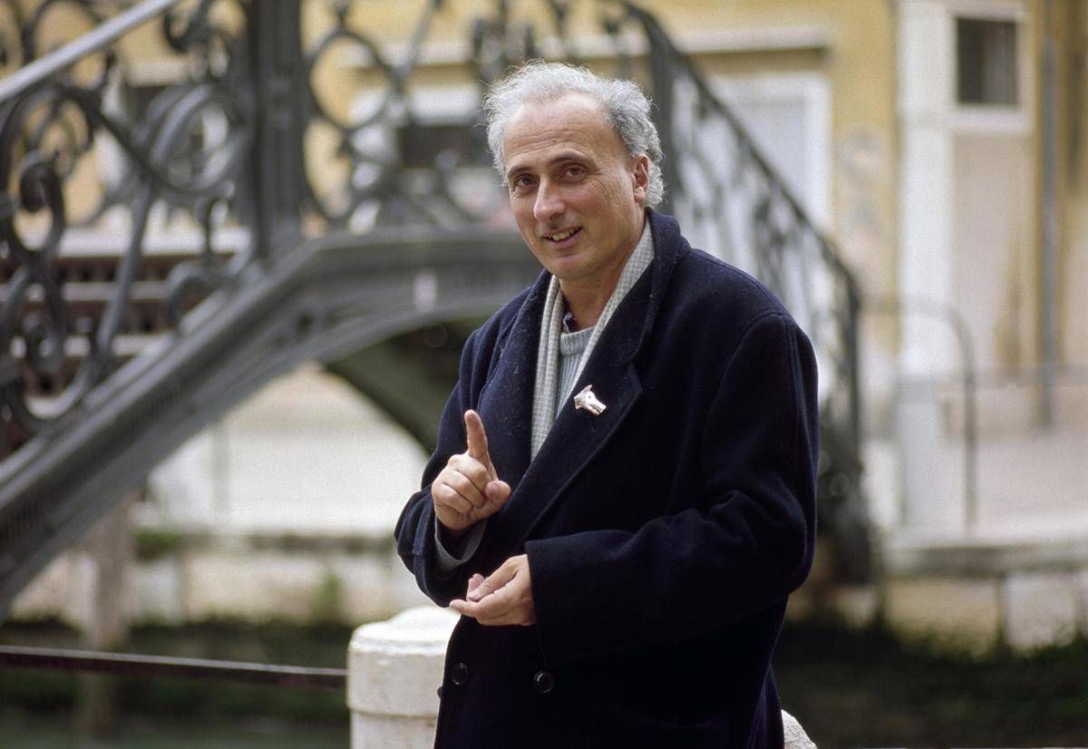 Stefano Benni, oggi la camera ardente: da Pennac a Feltrinelli chi c'era per lo scrittore - 