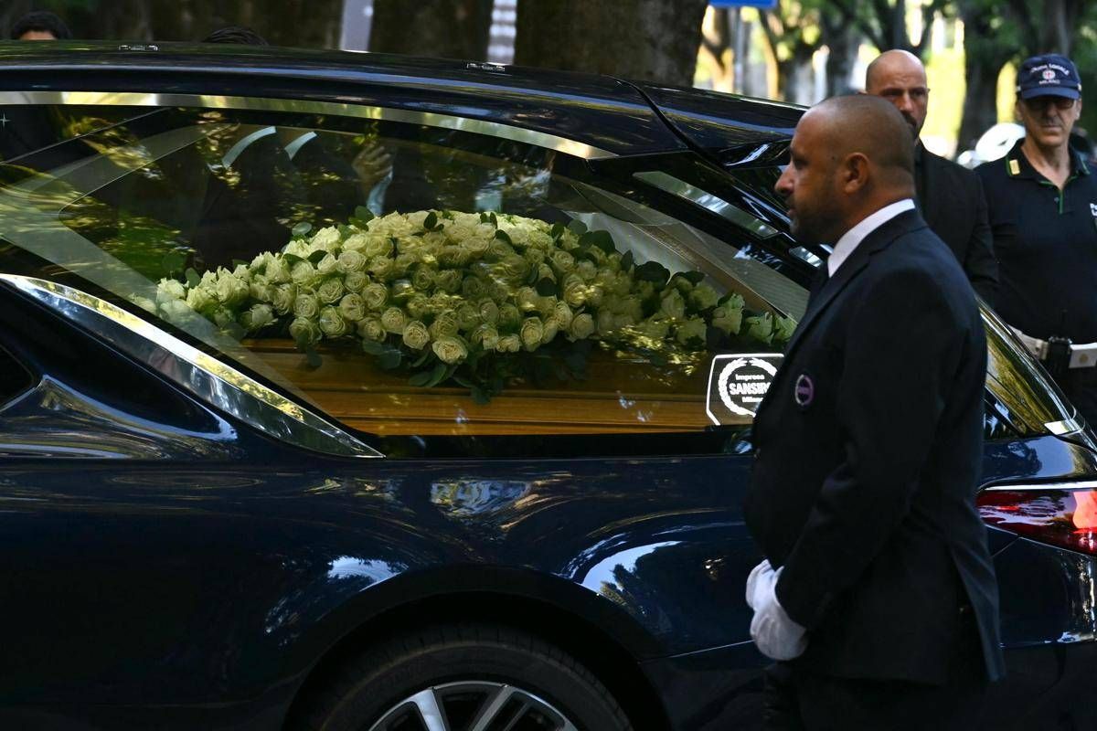 Armani, aperta camera ardente: centinaia in coda per l’ultimo saluto allo stilista -