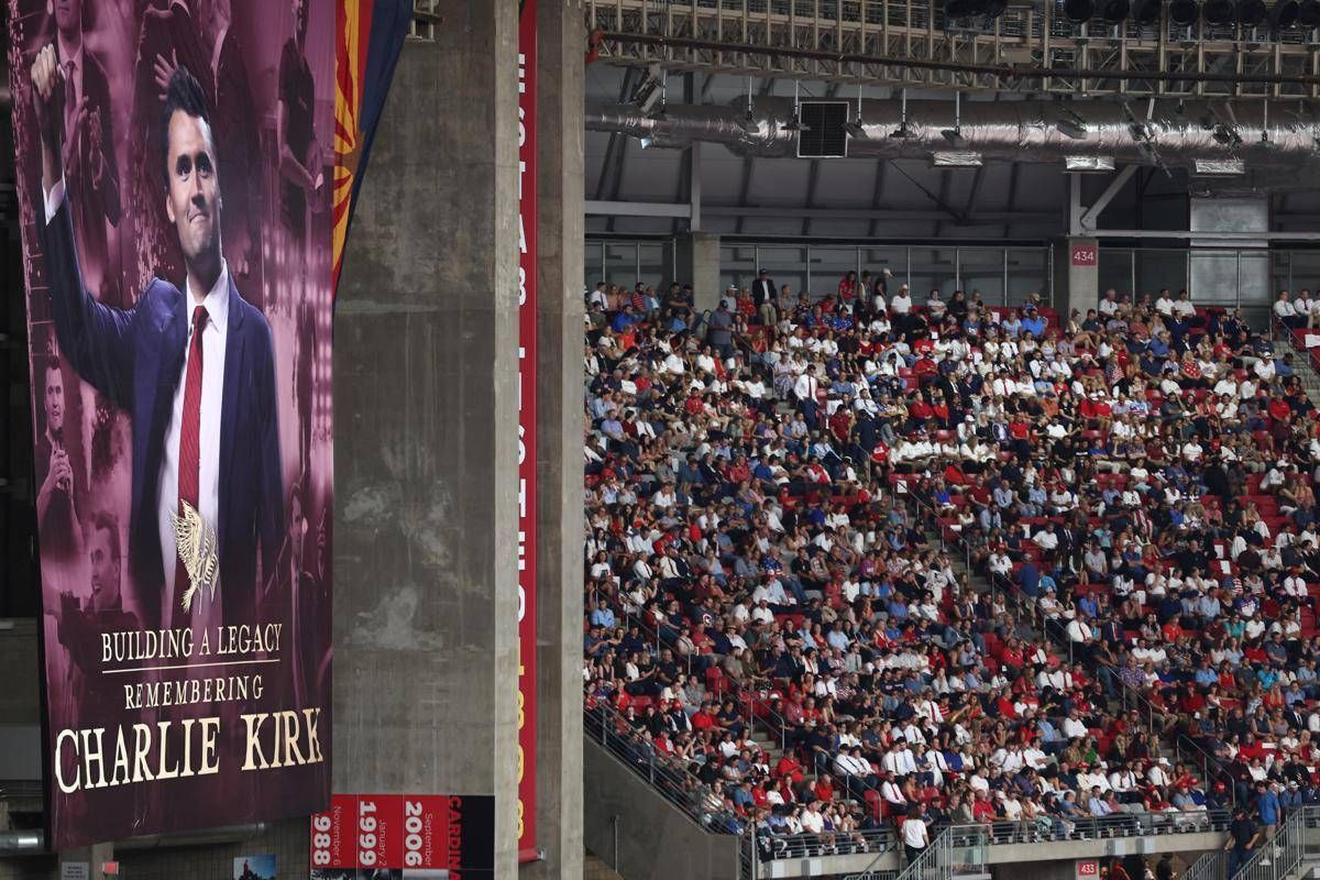 Funerali Charlie Kirk, Trump e Vance accolti da cori e applausi - 