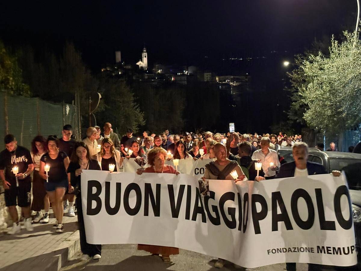 A Santi Cosma e Damiano in mille per la fiaccolata per Paolo, suicida a 14 anni -