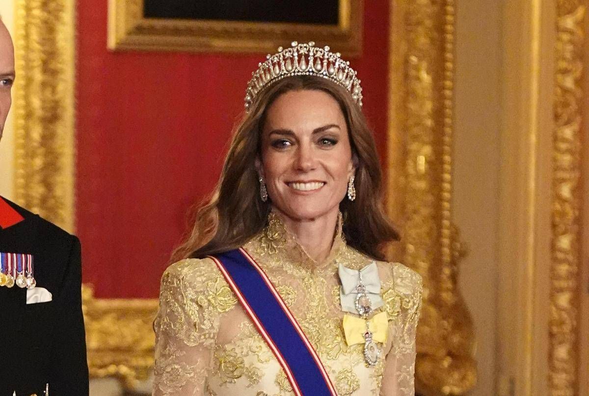 Rivali alla cena con Trump, Kate ruba la scena a Camilla. E la regina la mette da parte - 