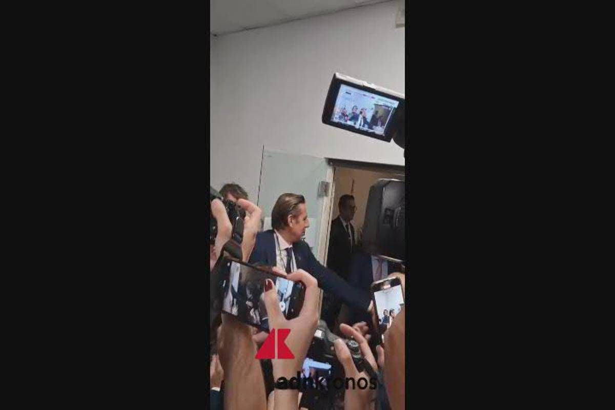 Marche, Acquaroli arriva con Arianna Meloni: l'applauso al comitato elettorale - 