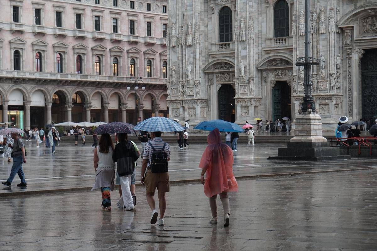 Caldo anomalo fino a 34°, poi brusco cambio meteo con piogge e nubifragi: ecco la data -