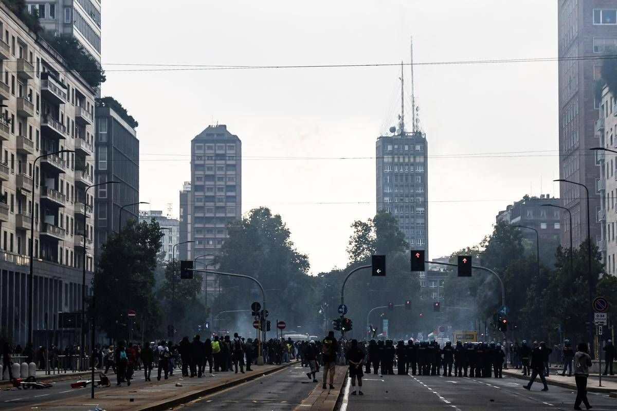 Scontri al corteo a Milano, cinque arresti: due sono minorenni -