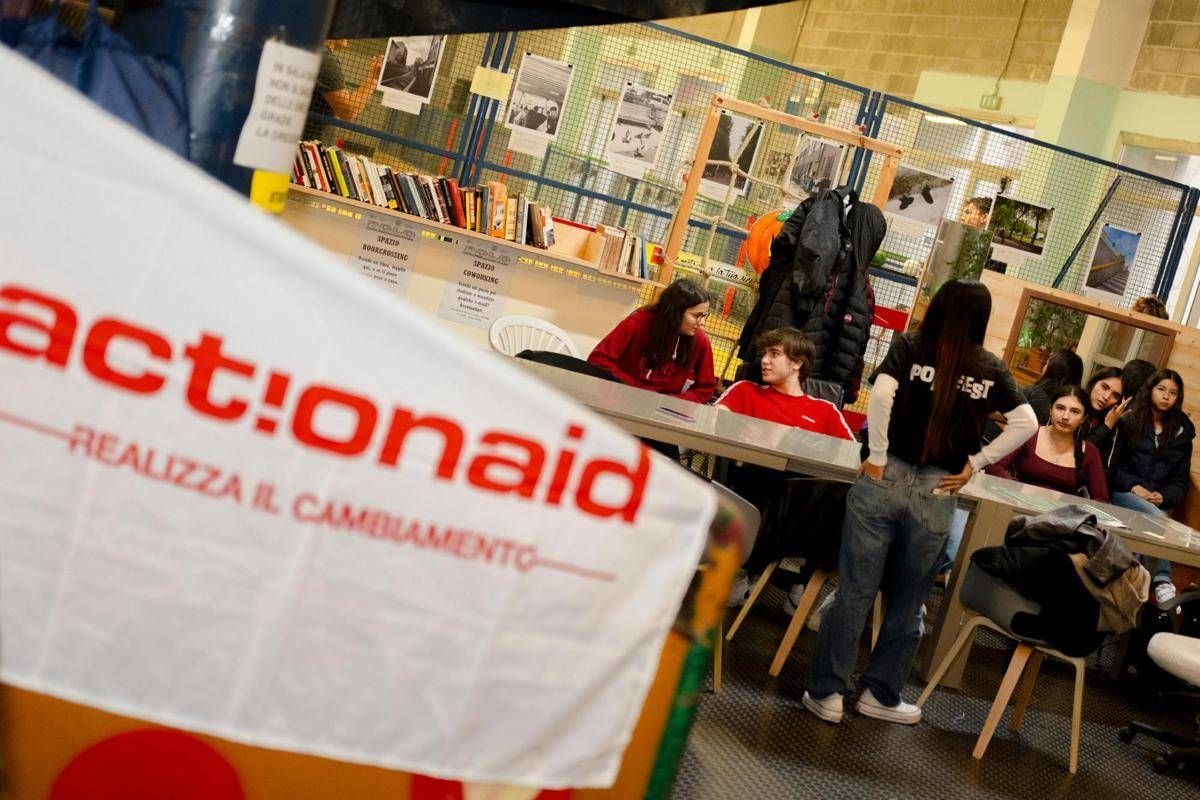 Giovani, indagine ActionAid: 8 su 10 a disagio nel proprio corpo, 60% ha subito prese in giro -