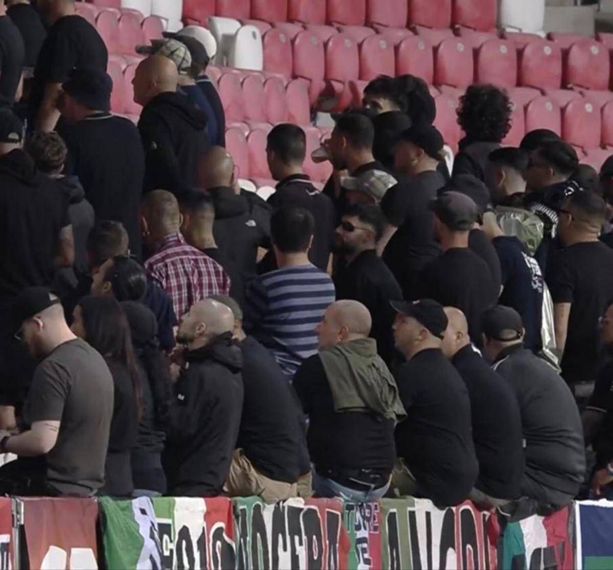 Italia, tifosi azzurri di spalle durante l'inno israeliano. Poi i cartelli: "Stop" - 