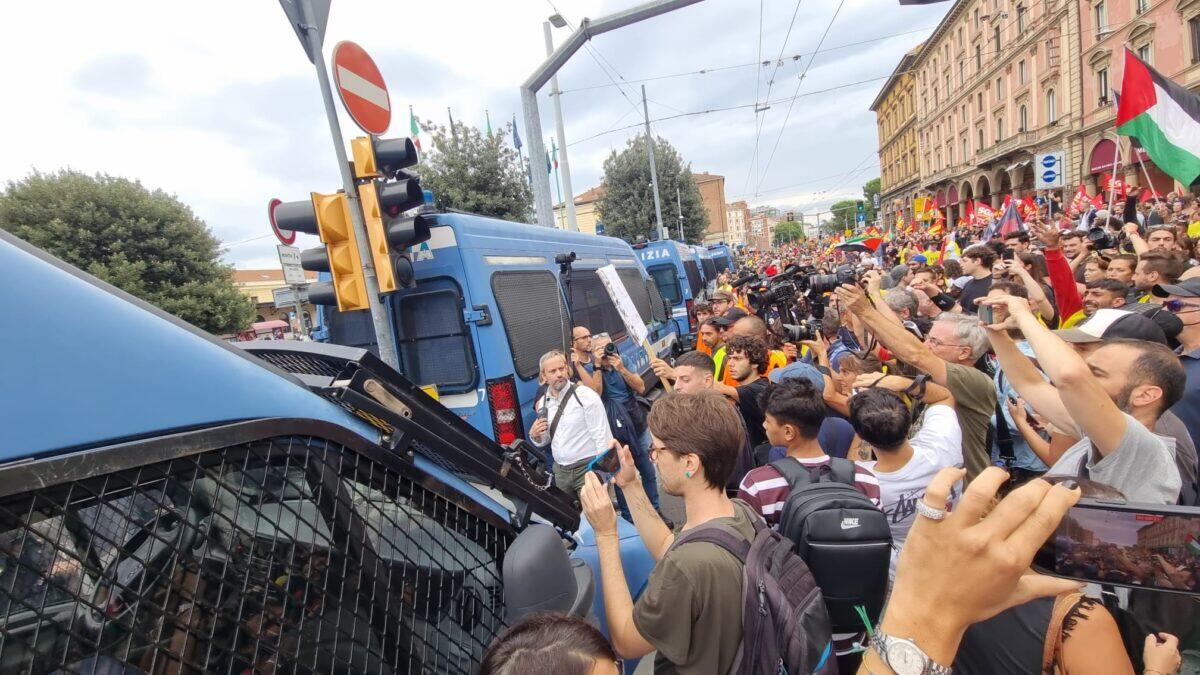 50.000 persone in piazza a Bologna | Perché il loro messaggio sta facendo tremare le istituzioni! -