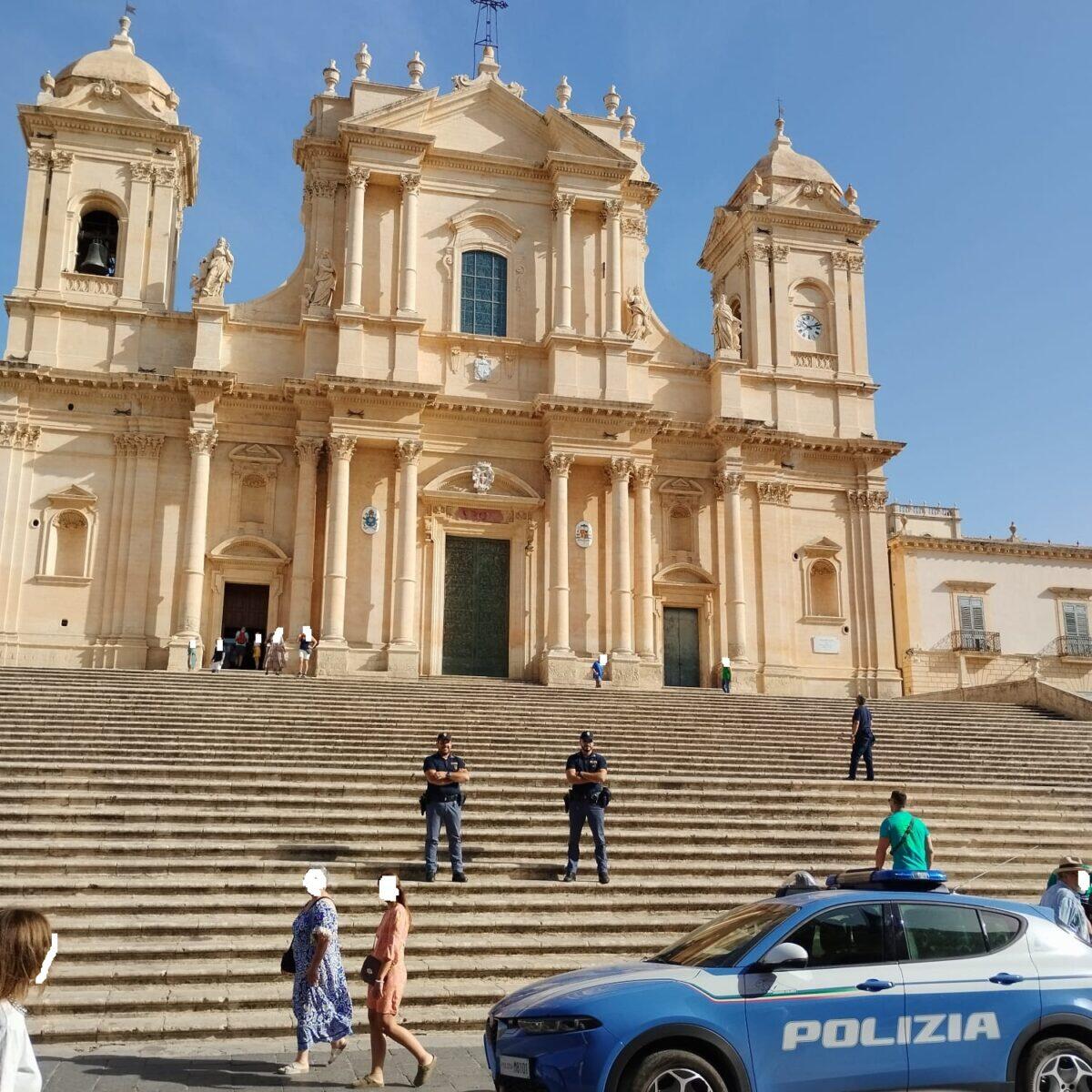 Controllo in centro a Siracusa | Scopri perché una madre colpisce un Poliziotto! -