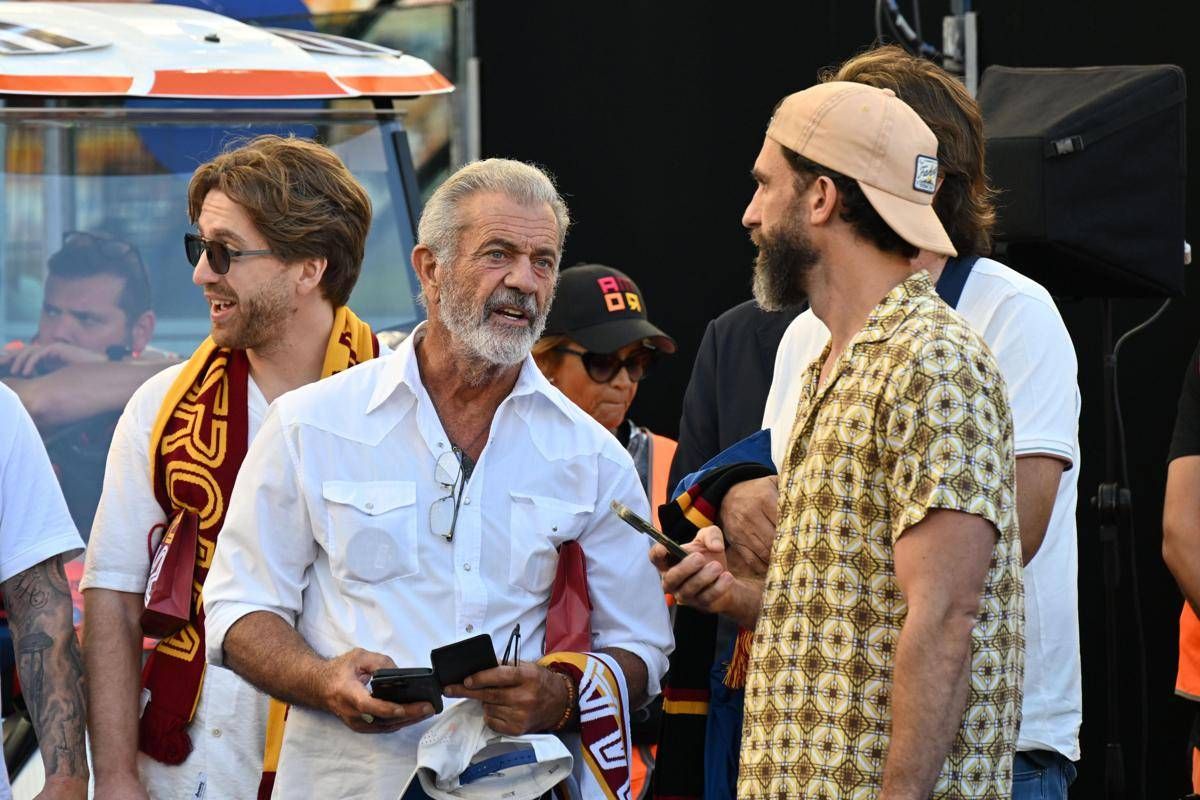 Mel Gibson tifa Roma, la star all'Olimpico con sciarpa giallorossa - 