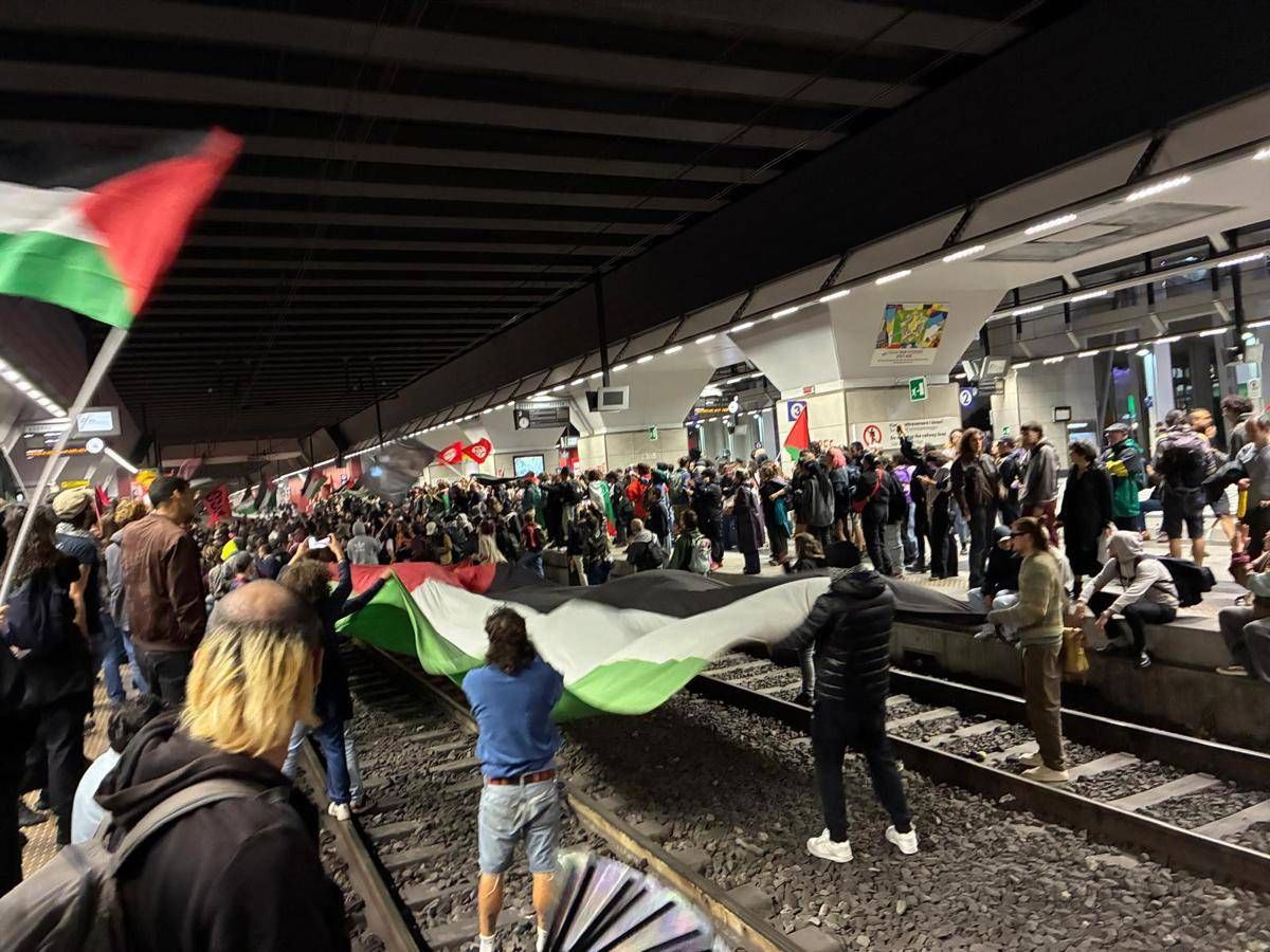 Attacco alla Flotilla, tornano i cortei pro Pal: a Torino occupati binari stazione Porta Susa - 