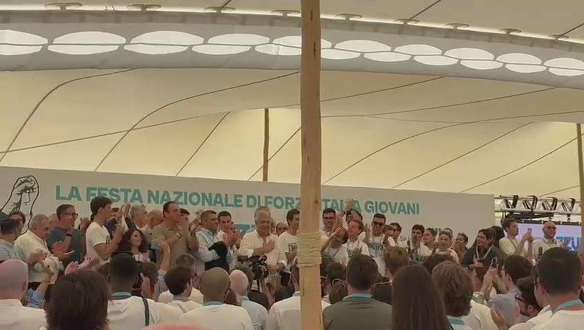 Forza Italia, si chiude kermesse Azzurra libertà: Tajani canta inni sul palco -