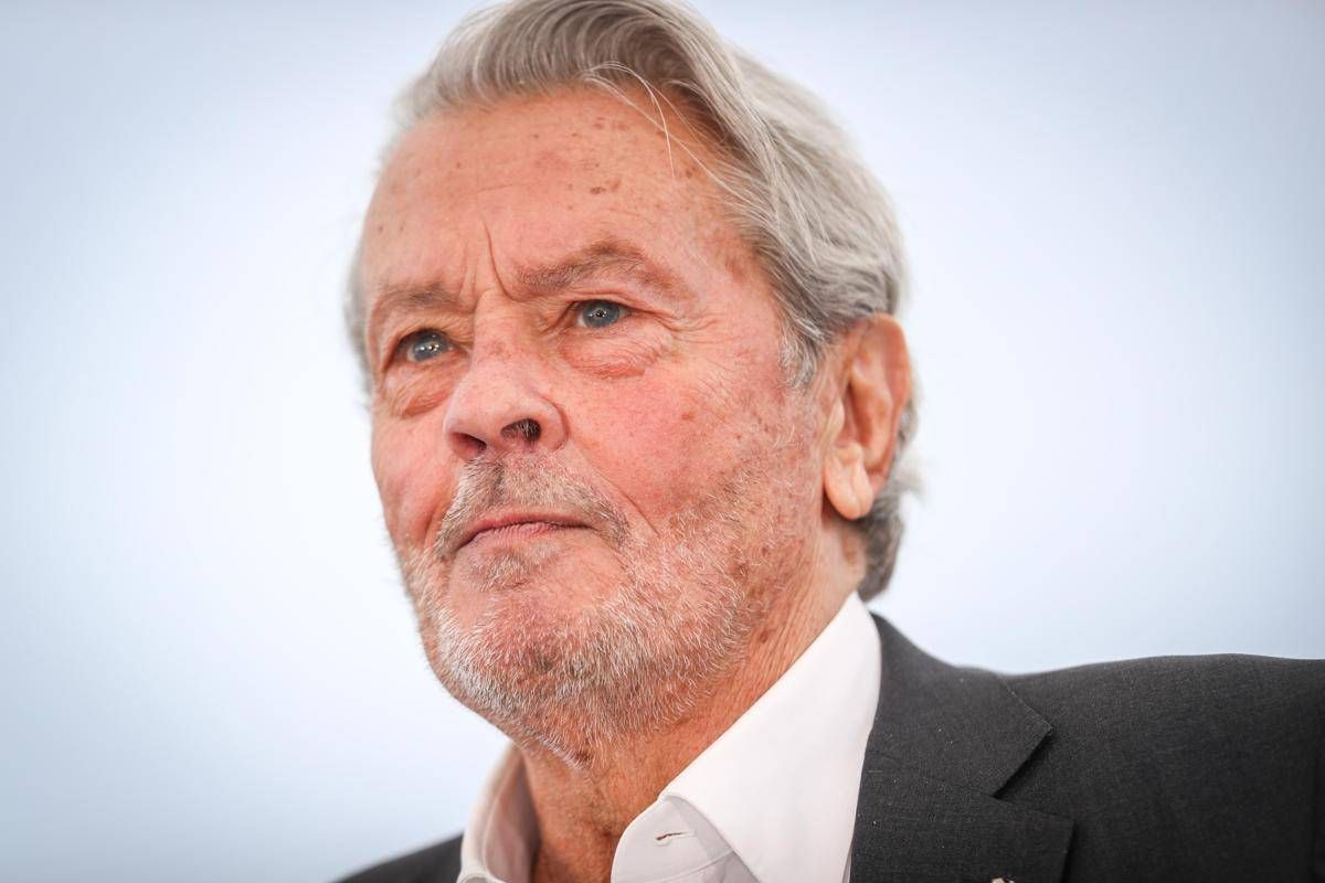 Alain Delon, il figlio minore avvia un'azione legale per annullare il testamento dell'attore -