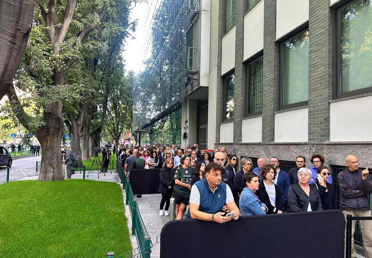 Armani, alla camera ardente ancora lunga fila per l'ultimo saluto -