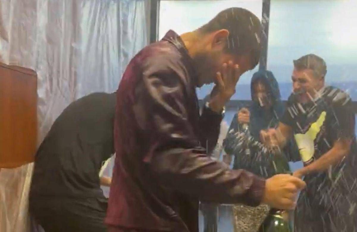 Alcaraz, festa sfrenata dopo il trionfo agli Us Open: 'guerra' di champagne per Carlos - 