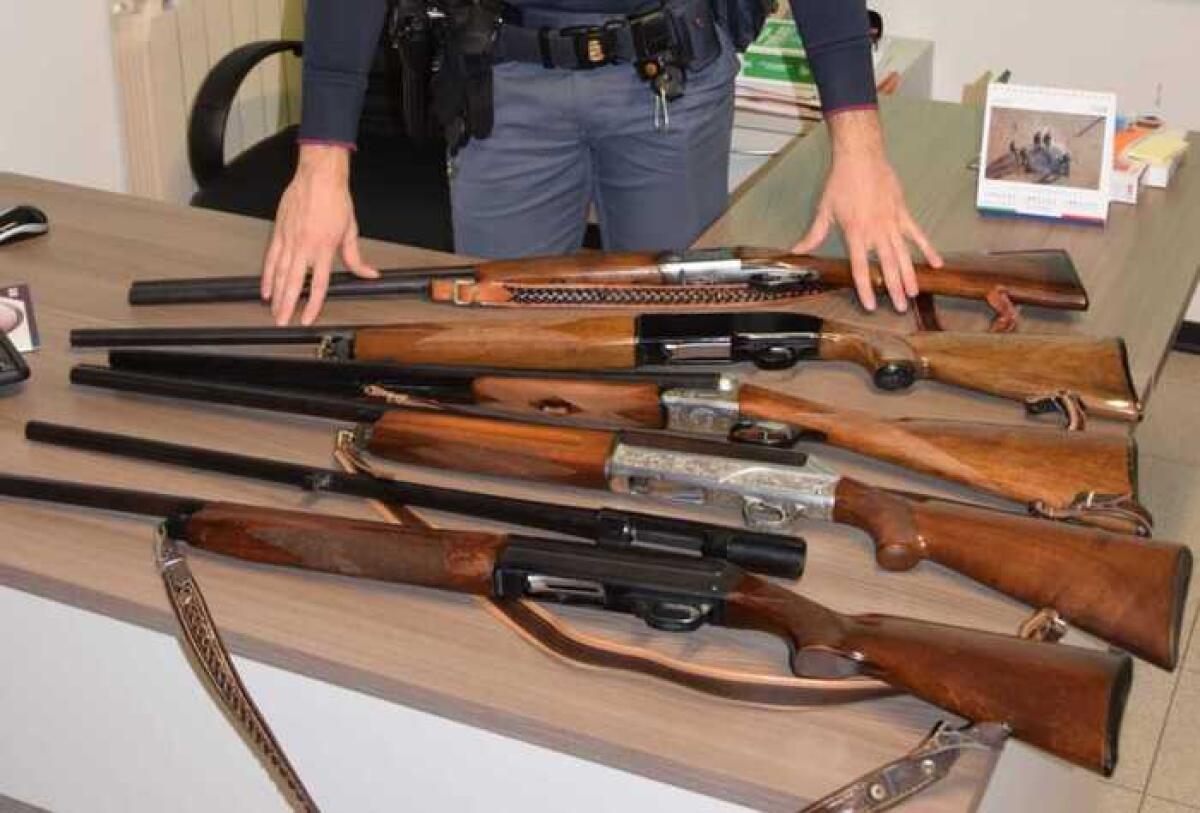 Cacciatore minaccia vicino con un fucile | La Polizia di Siracusa interviene e svela shocking retroscena! -