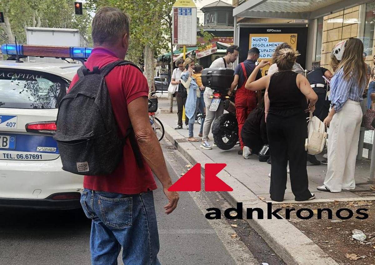 Paura vicino alla sinagoga di Roma, una moto si schianta sulla pensilina del bus: ferita un'anziana - 