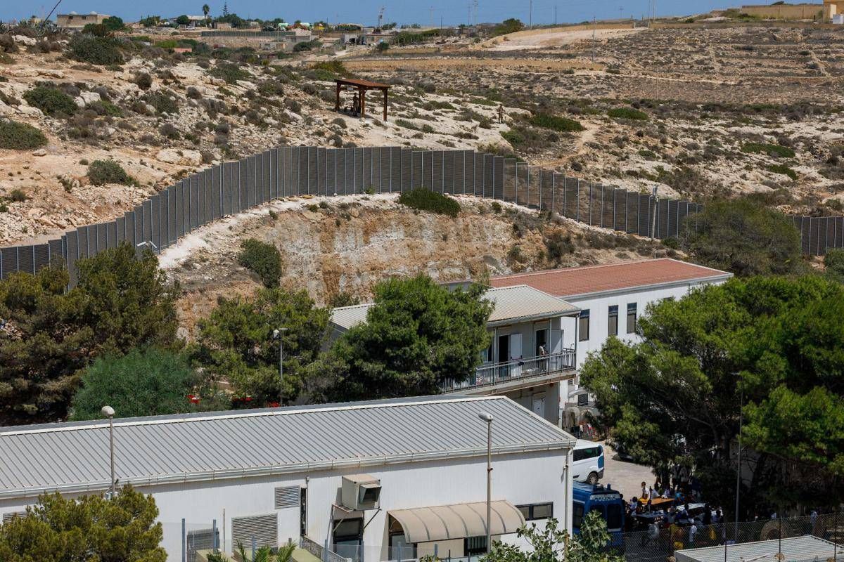 In 44 sbarcano a Lampedusa, sulla barca due corpi e tre intossicati - 