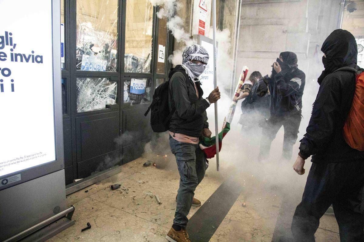 Cortei Pro Pal, 76 poliziotti feriti. Mattarella: "Solidarietà ad agenti". Piantedosi: "Responsabilità anche degli organizzatori". Pisani: "Violenti vanno isolati" -