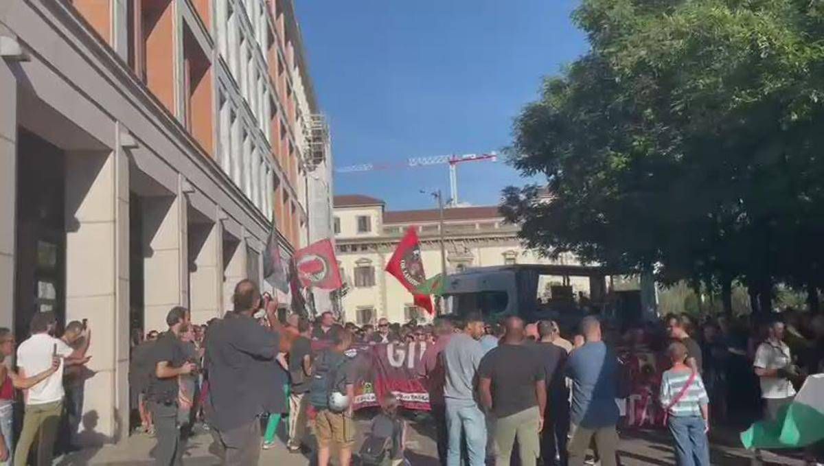 Corteo per Leoncavallo entra in piazza Duomo, cori contro polizia e Piantedosi -
