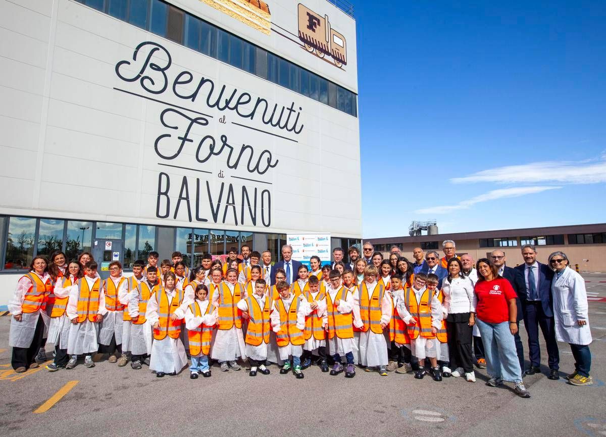 Ferrero accoglie a Balvano ragazzi del Punto Luce di Potenza di Save The Children - 