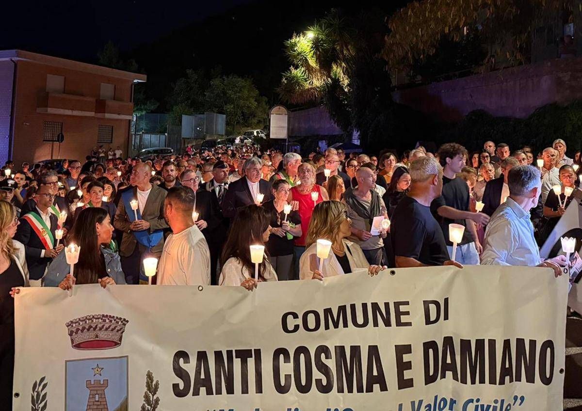 A Santi Cosma e Damiano fiaccolata per Paolo, suicida a 14 anni -
