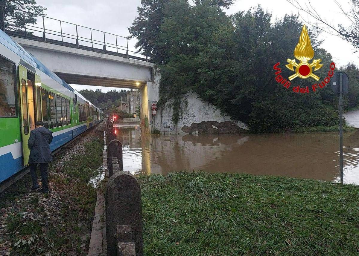Maltempo, tragedia sfiorata in Lombardia. Si apre voragine nel Lecchese, treno bloccato a pochi metri -