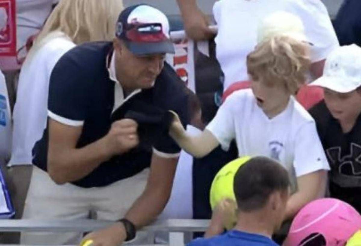'Ruba' un cappellino a un bambino agli Us Open, ora il milionario si scusa -