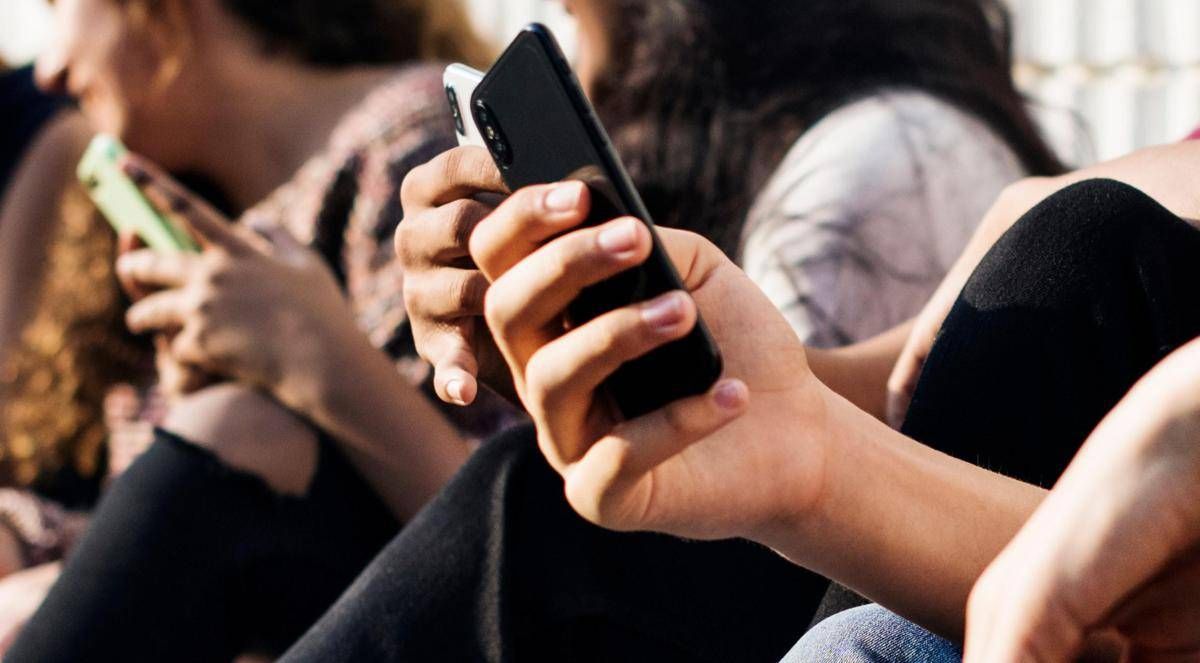 Social vietati ai minori di 16 anni, Onorato: "Facciamo tornare i ragazzi a giocare" - 