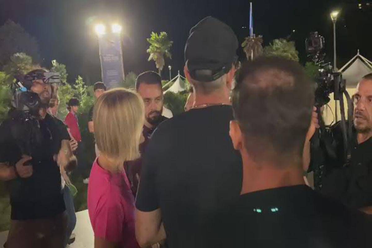 "Si stava avventando su di me", lite tra il giornalista di Report e la scorta di Giuli -