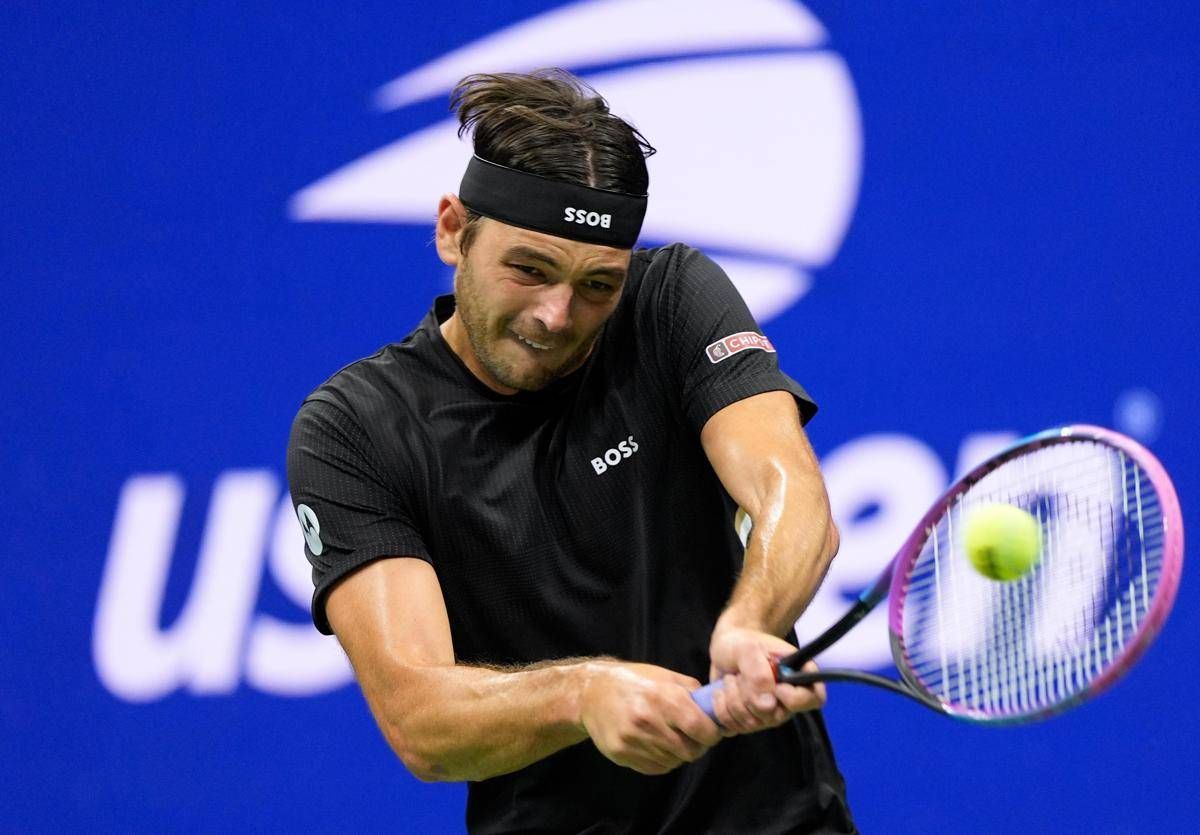 Fritz, nuovo look contro Djokovic: la fascia è... al contrario -