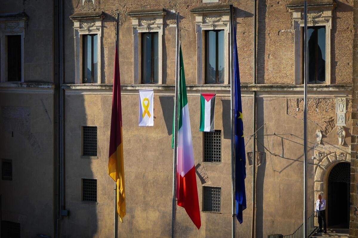 Roma espone la bandiera palestinese accanto a un fiocco giallo | Il gesto che divide: Pace o provocazione? - 