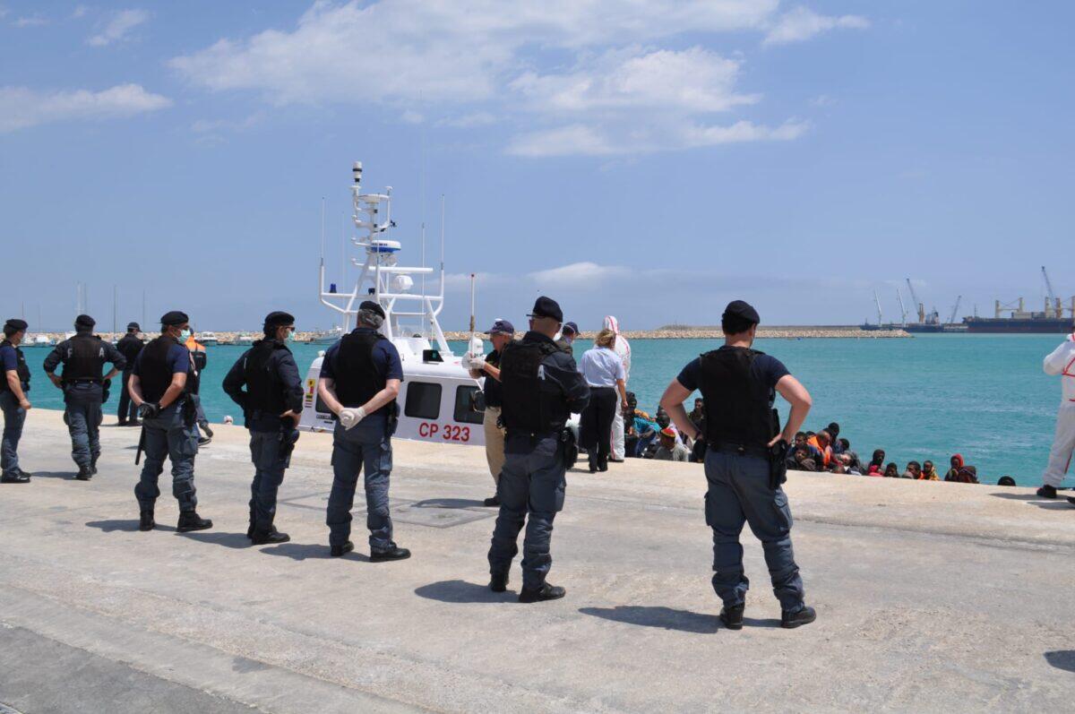 Scafista egiziano arrestato a Ragusa | Cosa non sai sulla vera tratta dei migranti! - 