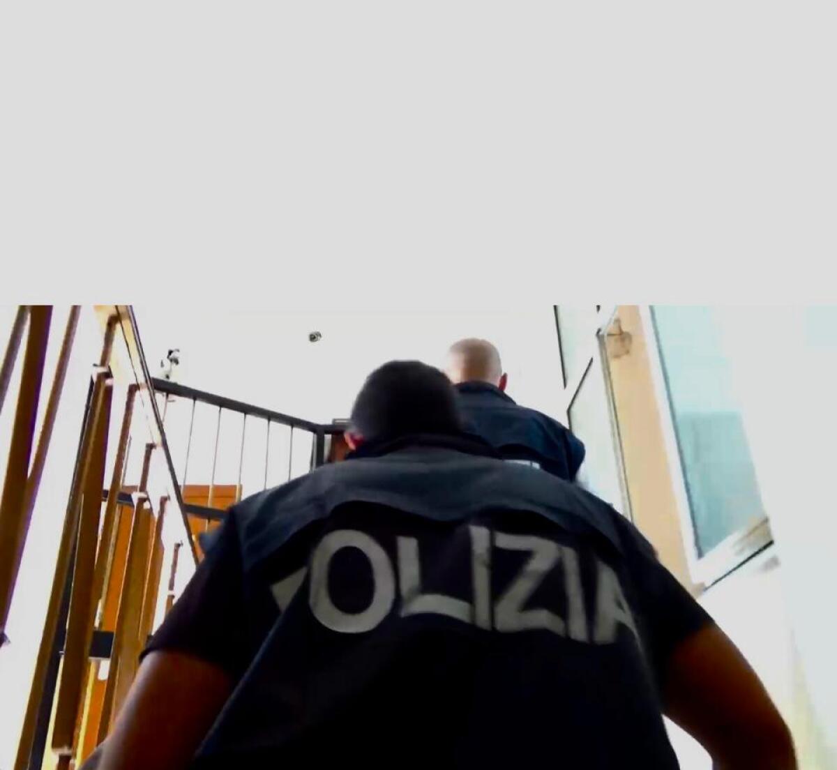 Scoperta scioccante a Siracusa | La Polizia arresta un uomo con una quantitĂ incredibile di droga e contante! -