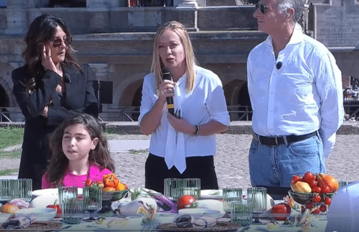 Meloni rivela il suo “pranzo della domenica” e scatena il caos | La sinistra grida al “teleregime” mentre l'Italia si divide! -