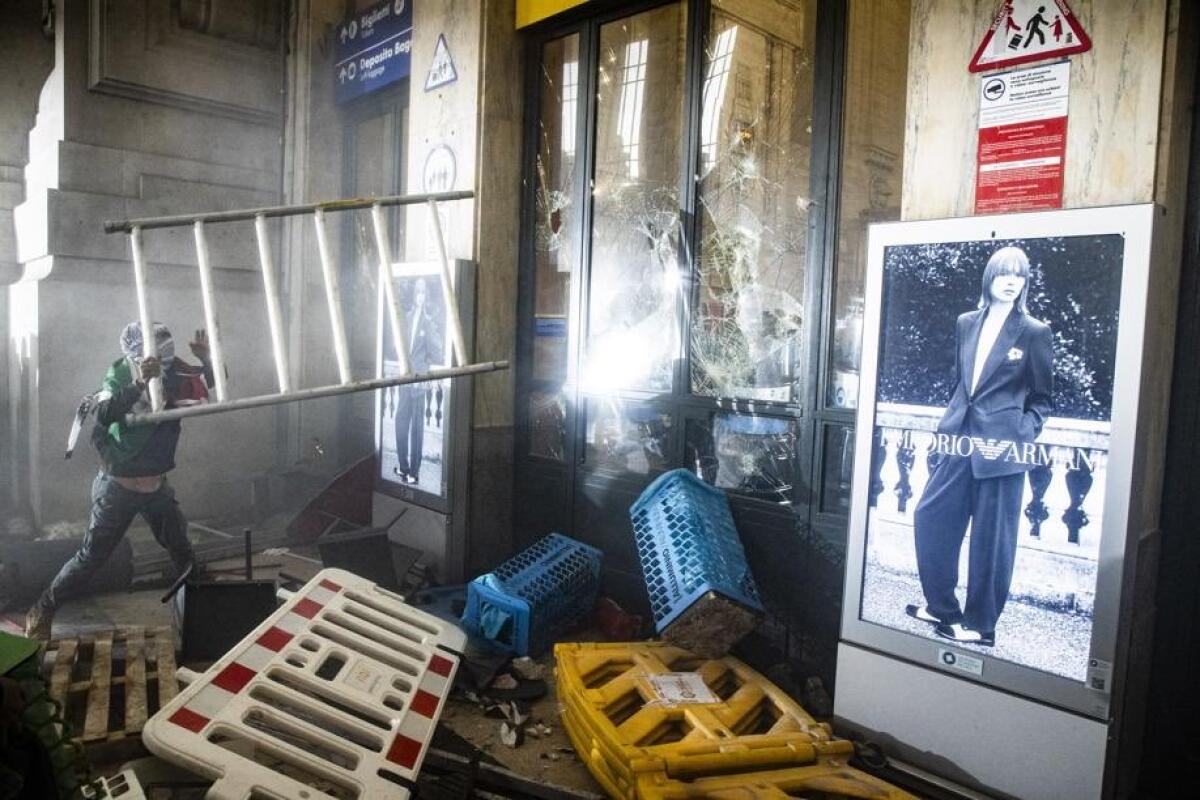 Scontri in Italia | La verità sulle manifestazioni che stanno dividendo il Paese - 
