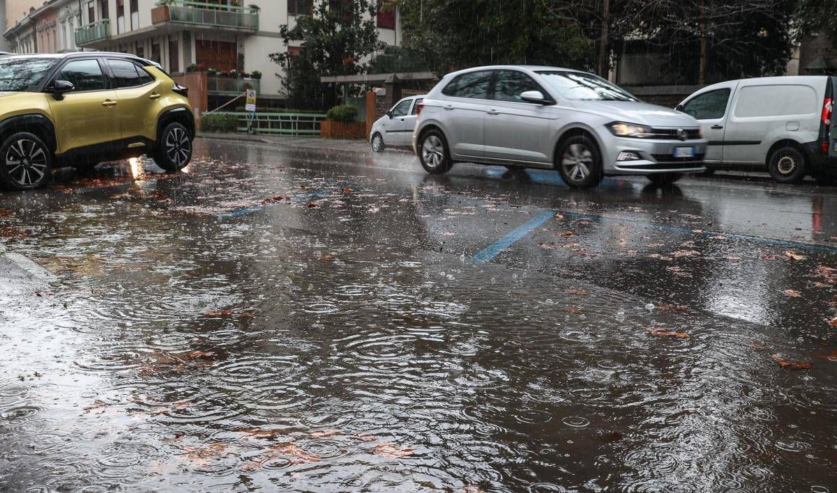 Maltempo, allerta arancione in Lombardia oggi: piogge e temporali al Sud - 