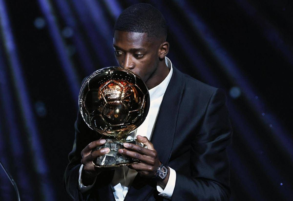Pallone d'Oro a Dembelé, Messi e Giroud si congratulano. Poi arriva... Sinner - 