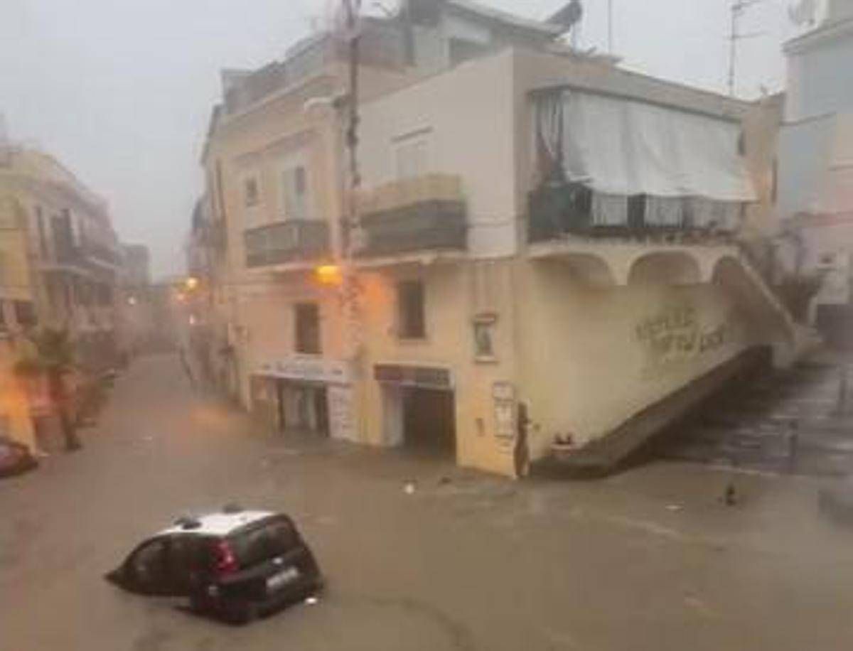 Maltempo da nord a sud: a Monza salvate mamma e figlia intrappolate in casa. Nubifragio su Ischia, evacuata una scuola - 