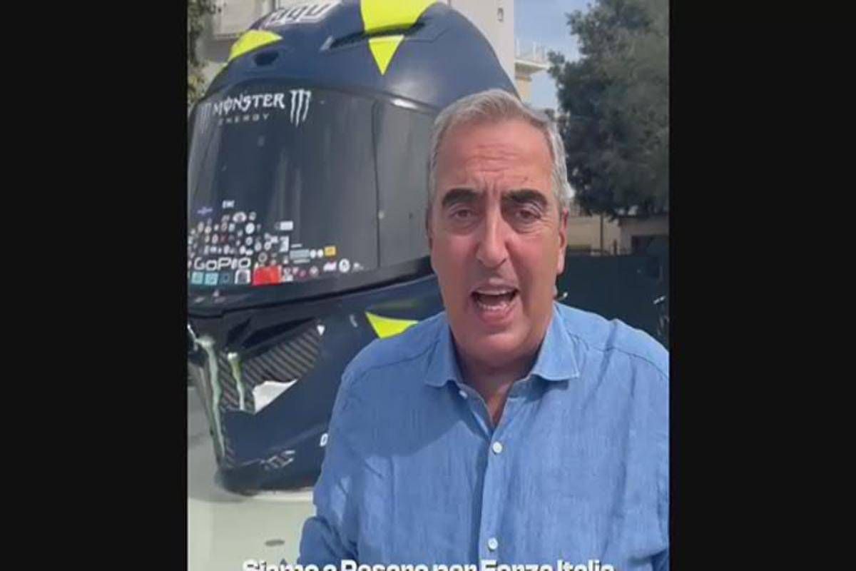 Marche, Gasparri al monumento per Valentino Rossi: "Votate Acquaroli, Ricci dirà 'casco male'" -