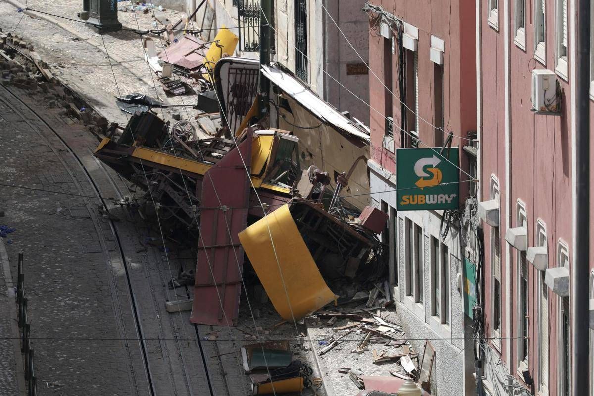 Incidente funicolare Lisbona causato da disconnessione cavo tra le due cabine - 