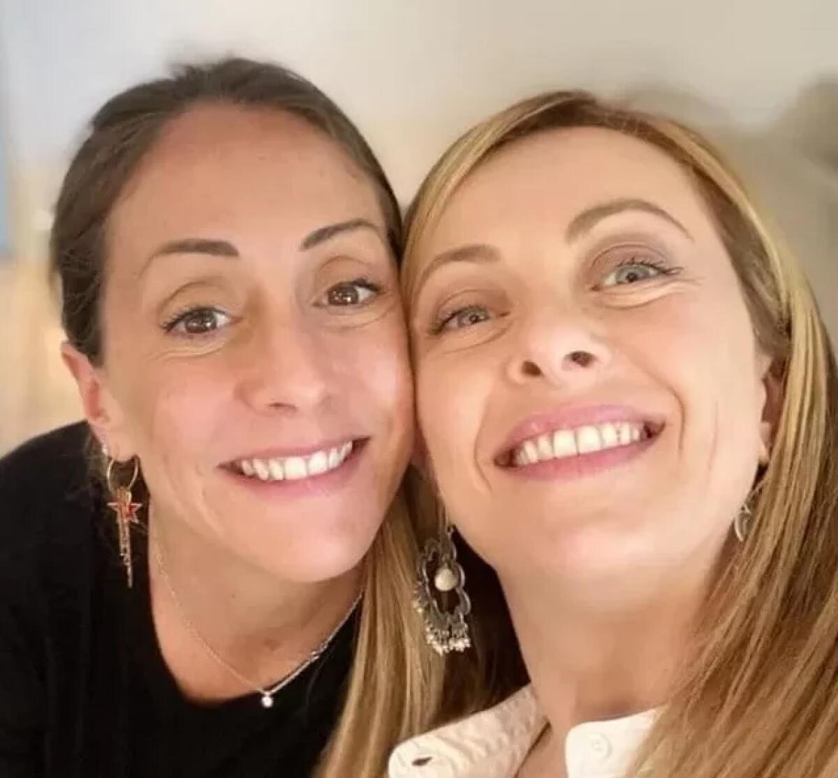 Da ragazzine scatenate a leader politiche: la verità esplosiva su Arianna e Giorgia Meloni | Dalla ribellione all'impegno, cosa ci nascondono? - 