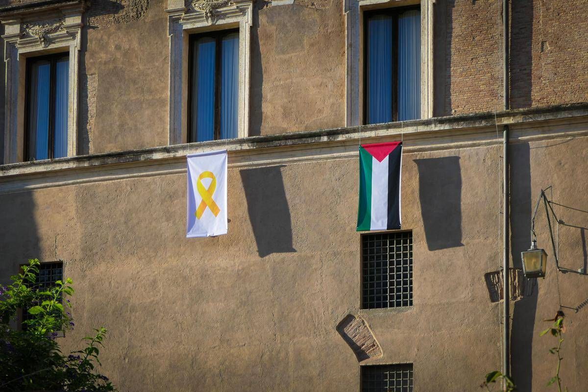 Bandiera Palestina sul Campidoglio, il Comune di Roma: "Accanto fiocco giallo per ostaggi" - 