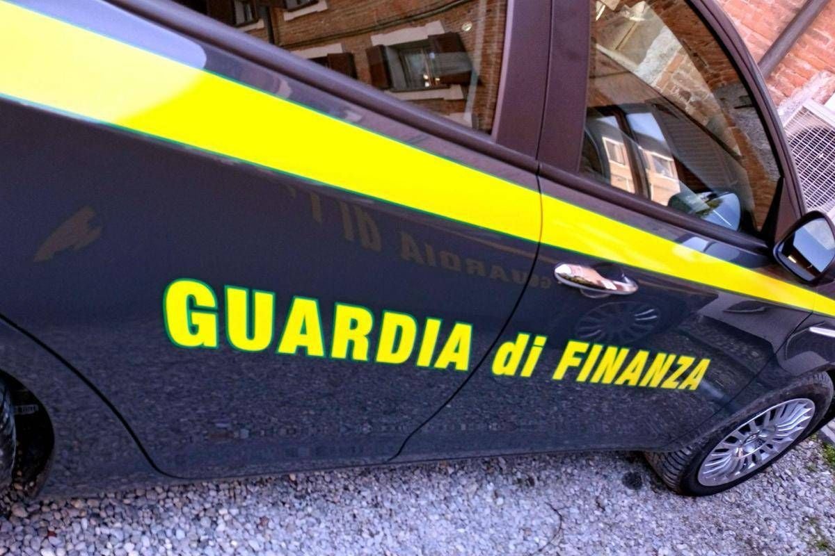 In un bunker a Cassino la più grande fabbrica clandestina di sigarette: sequestrate 300 tonnellate - 
