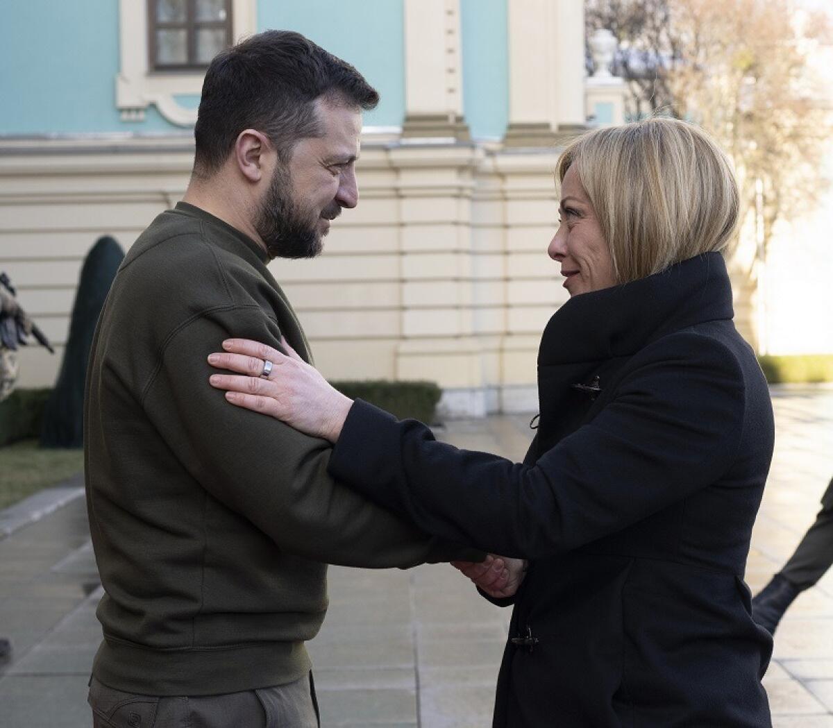 Giorgia Meloni scuote l'Europa: "Putin non vuole la pace" | Ecco perché i cittadini devono schierarsi! - 